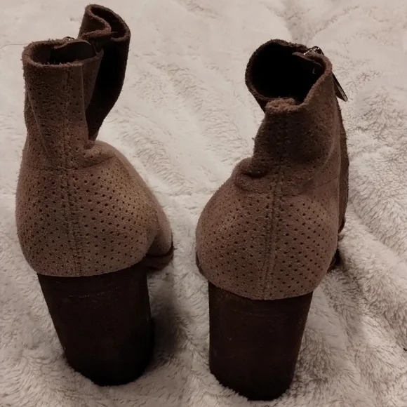 Vince Camuto Welland Sable Suede Pointed Toe Block Heel Ankle Booties EUC - Picture 9 of 10